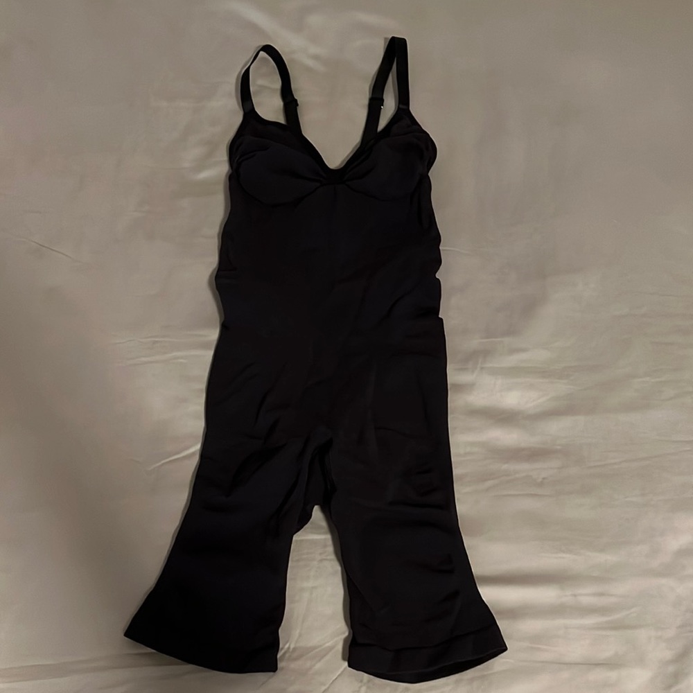 SKIMS SCULPTING MID THIGH W. OPEN GUSSET